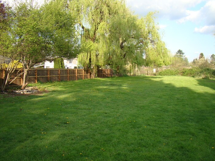 Foto del edificio - CUTE AND COZY HOME ON LARGE LOT WITH DECK