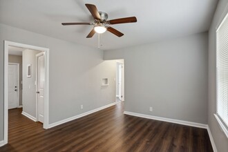 Building Photo - 1121 E Park Ave