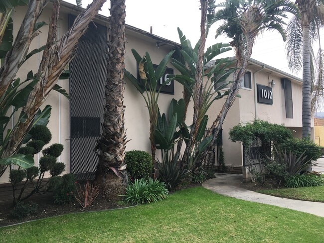 Mid-century building with gated courtyard - 1016 Western Ave