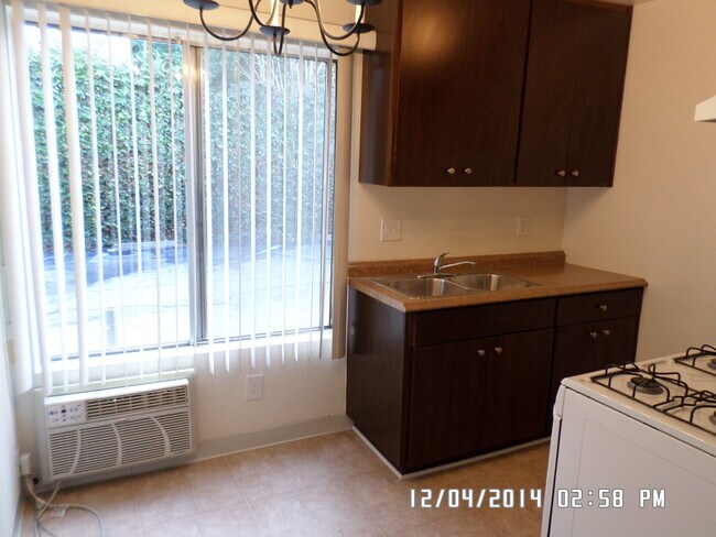 Building Photo - 6831 Independence Ave
