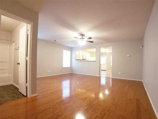 Foto del edificio - 8138 Forest Glen Dr