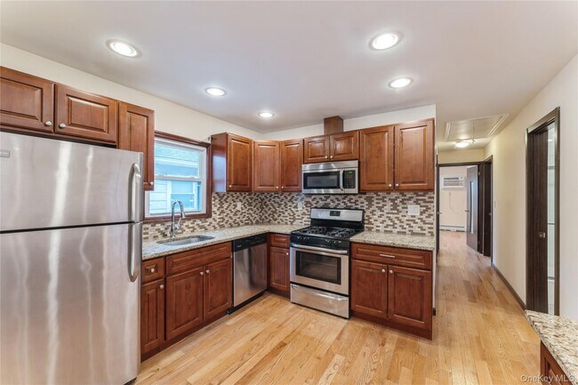 Foto del edificio - 228-20 Edgewood Ave