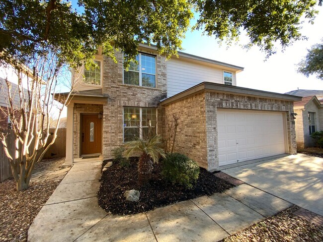 Foto del edificio - Spacious Three-Bedroom Home in Great Locat...