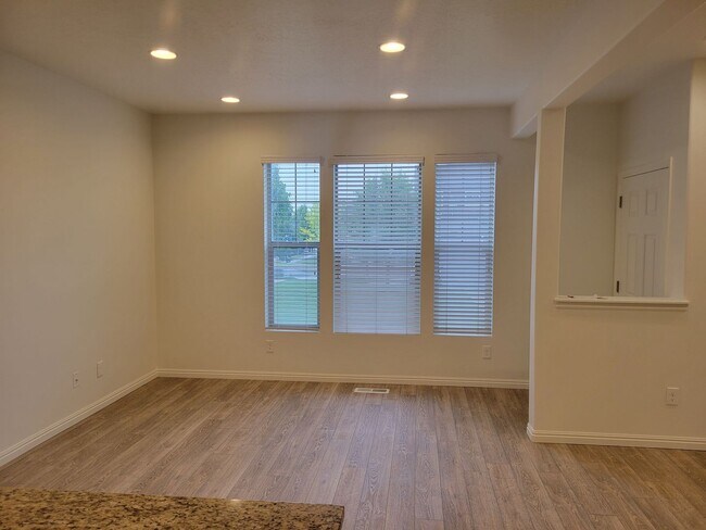 Building Photo - Absolutely GORGEOUS Townhouse!!!