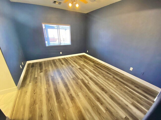 Foto del edificio - BEAUTIFUL 3 BEDROOM 2 FULL BATHS SINGLE ST...