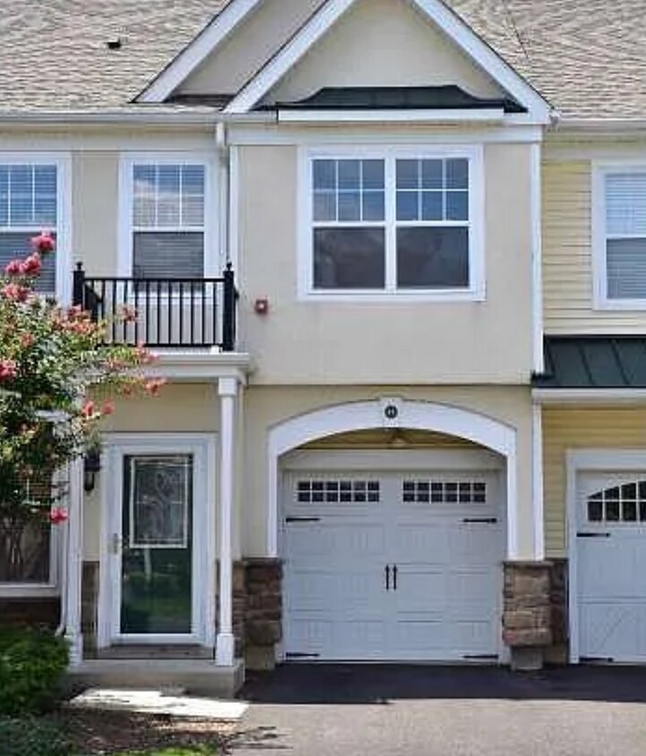Foto principal - Carriage Style Townhome Now Available in W...