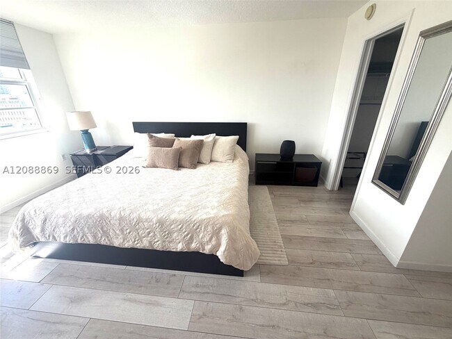 Building Photo - 6917 Collins Ave