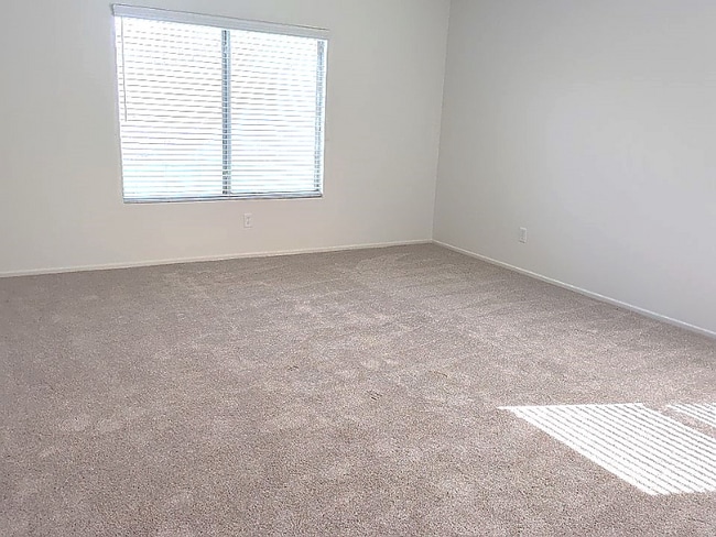 Foto del edificio - 41618 Petersfield Rd