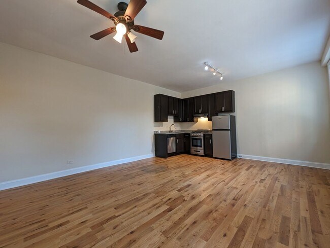 Building Photo - 4737 N Hermitage Ave