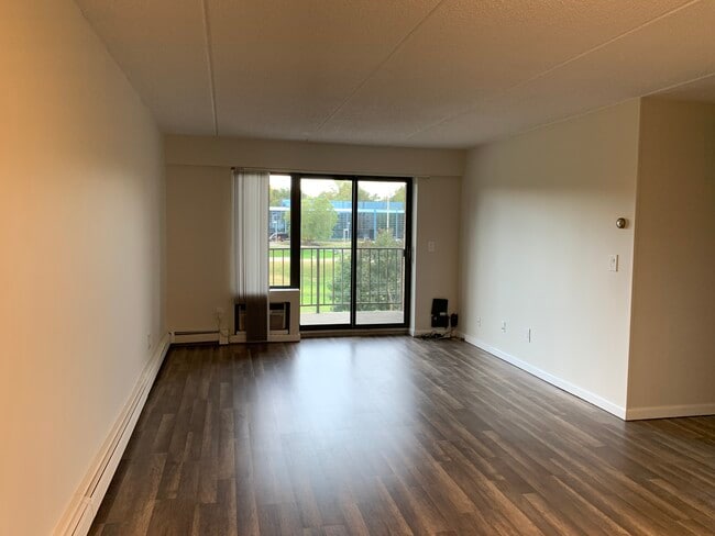 Building Photo - 560 Halstead Ave