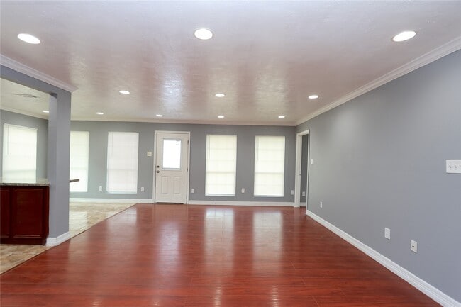 Building Photo - 6915 La Violetta Dr