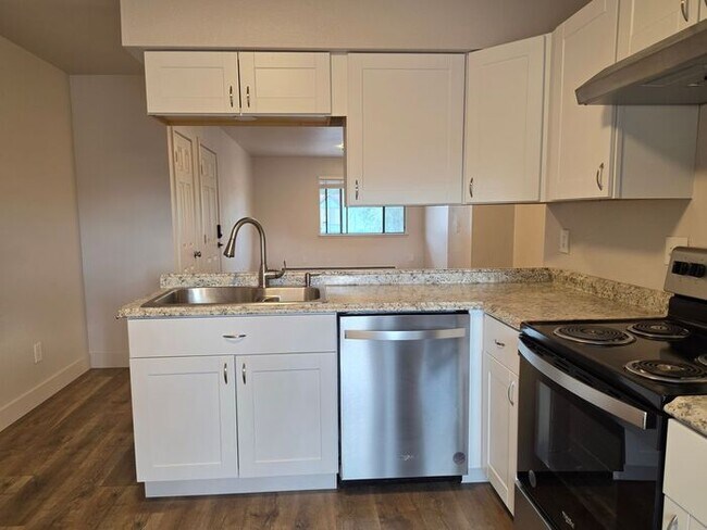 Foto del edificio - Clean upstairs 2 bedr.1 bath condo