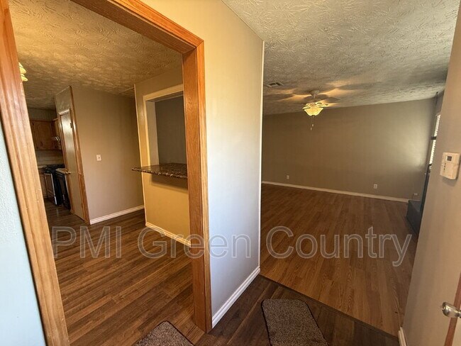 Foto del edificio - 241 Suburban Ln