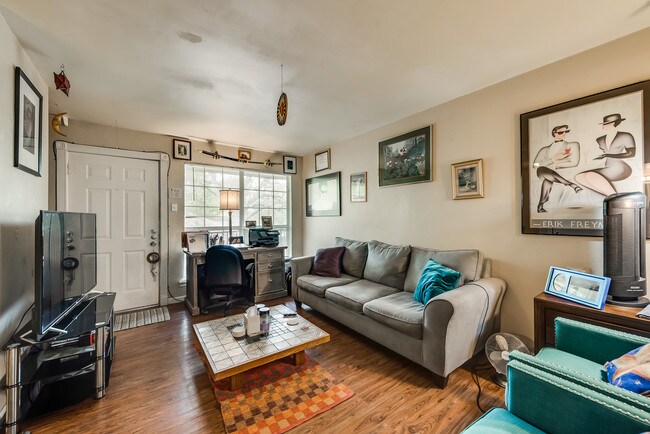 Foto del edificio - 5825 Reiger Ave