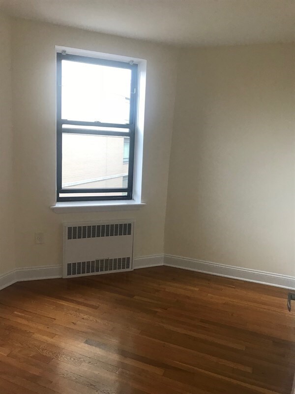 Building Photo - Fully Renovated 2 bedroom $1800