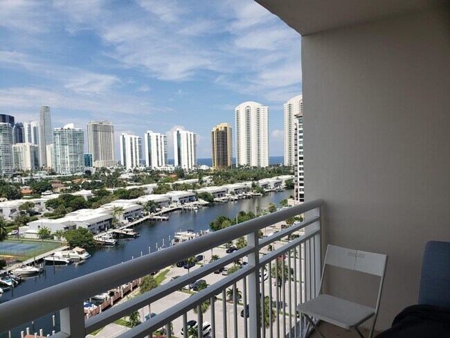 Building Photo - 400 Kings Point Dr