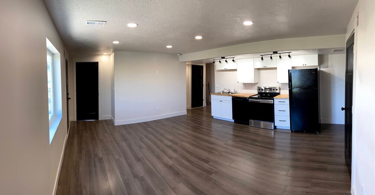 Foto principal - 4941 E Silver Ridge Rd