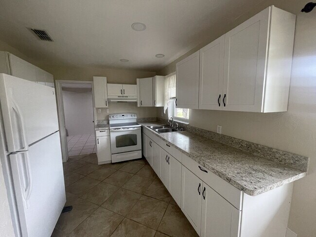 Building Photo - 3-Bedroom and 2-Bathroom Half Duplex