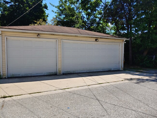 Building Photo - 1422 Oakwood Ave