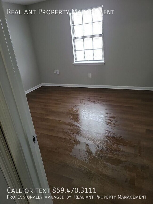 Building Photo - 425 Lenney Dr