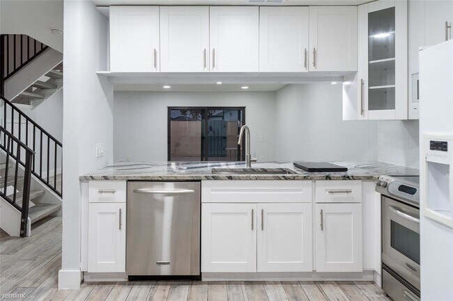 Building Photo - 3 br, 2.5 bath Townhome - 9095 SW 21st Ct ...