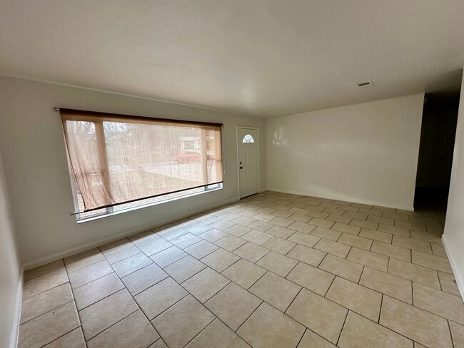 Foto del edificio - Charming 3-Bedroom, 1.5-Bathroom Home with Stunning Lake Views