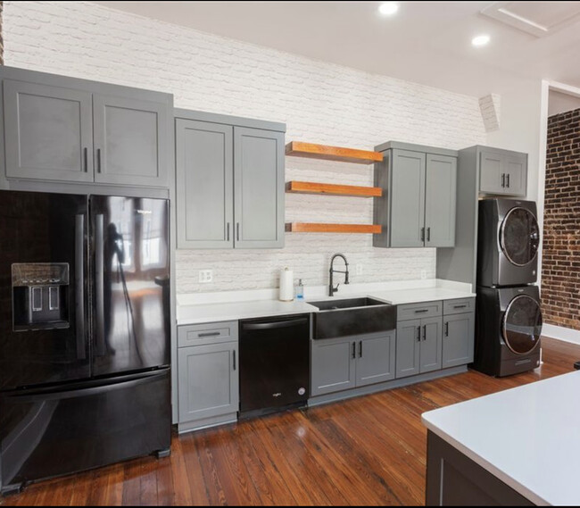 Renovated kitchen. - 20 W Oglethorpe Ave