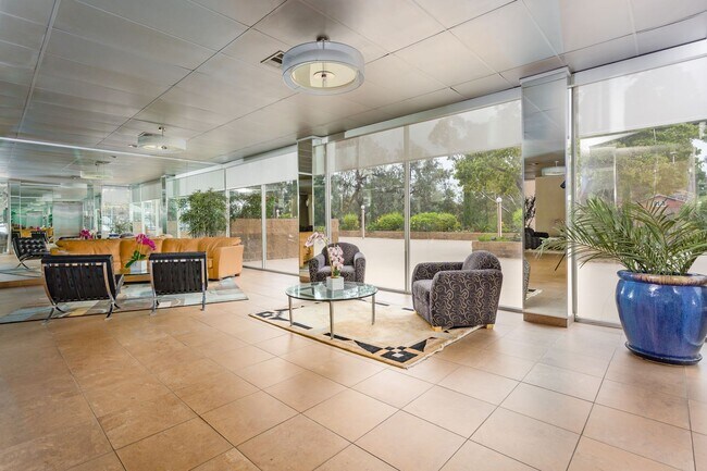 Foto del edificio - Expansive Hillcrest 3-Bedroom at Coral Tre...