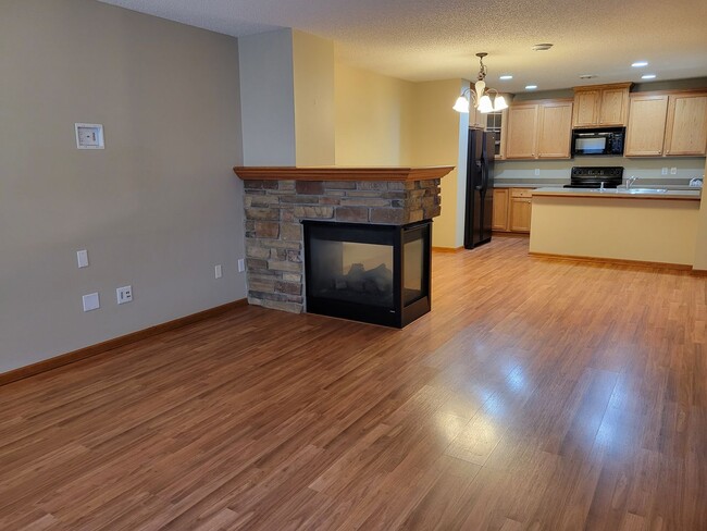 Building Photo - Spacious Middle Unit