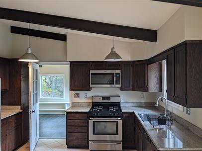 Foto del edificio - Spacious 3-Bedroom home with Hardwood & Finished Basement, and custom finishes