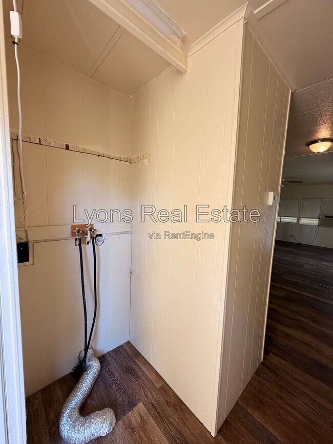 Foto del edificio - 7555 Ebson Dr