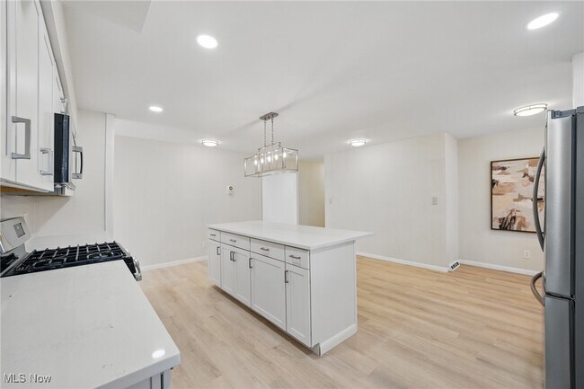 Foto del edificio - 33115 Ledge Hill Dr