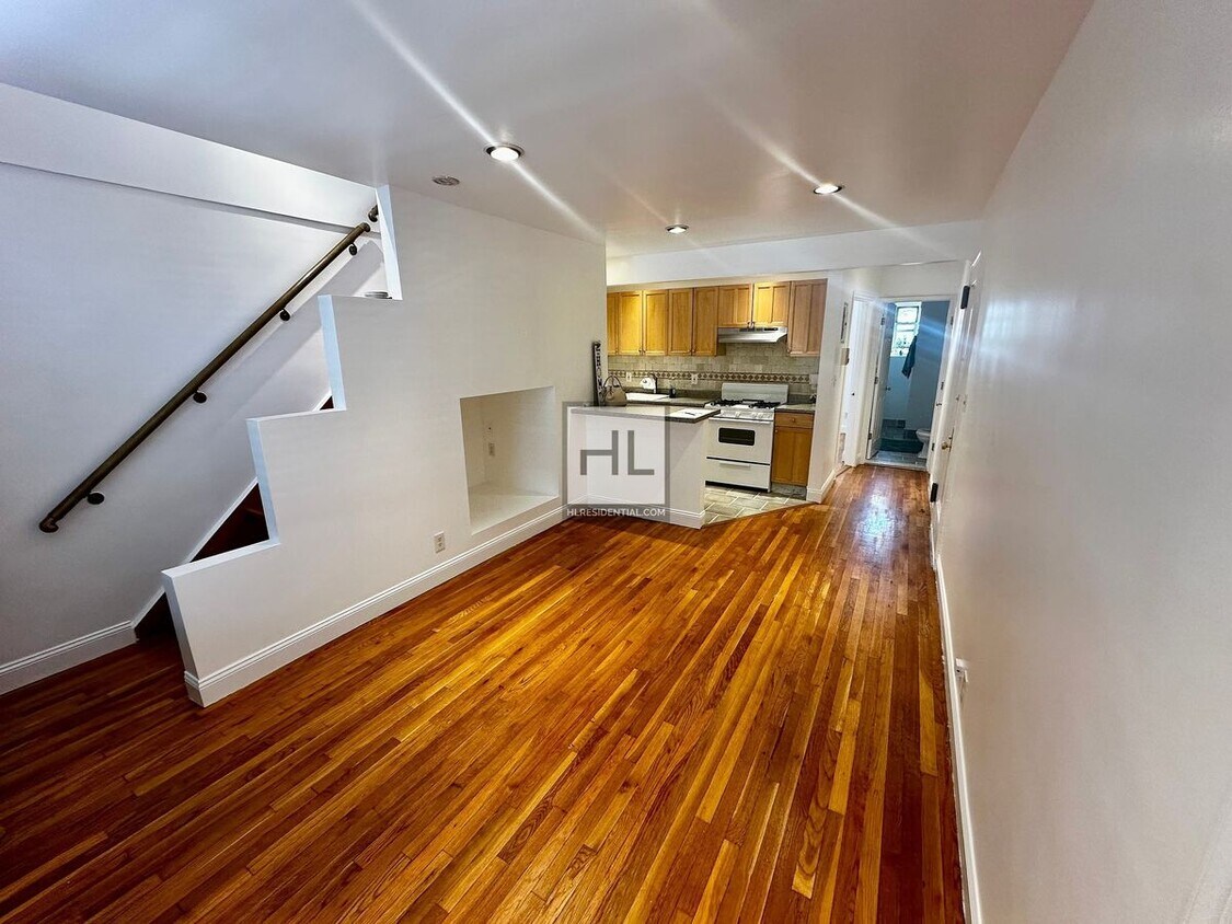 Foto principal - No Fee! Sun-Drenched 2-Bedroom Duplex with...