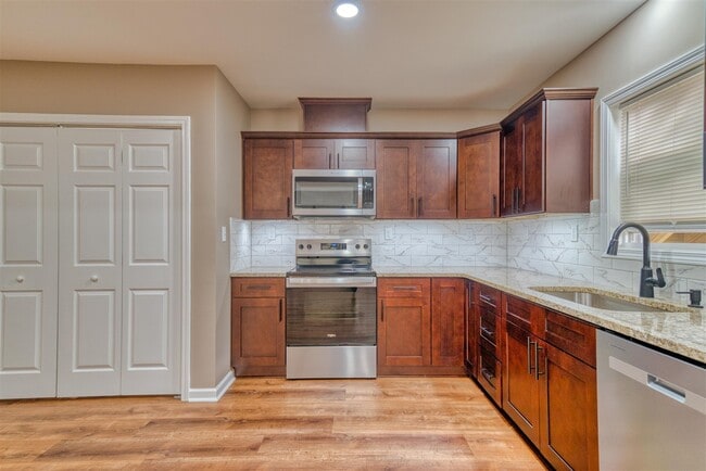 Foto del edificio - 704 W 7th St