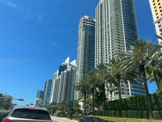 Foto del edificio - 17021 N Bay Rd