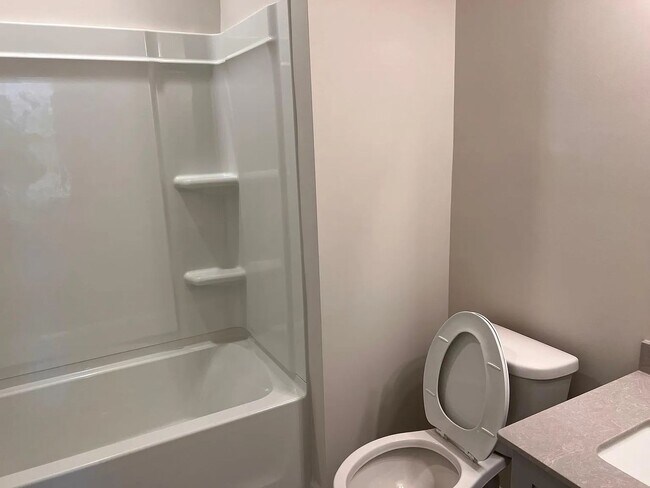 Foto del edificio - Room in 4 Bedroom Townhome at Lawyers Rd