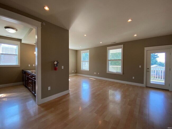 Foto del edificio - 421 E Hillside Dr