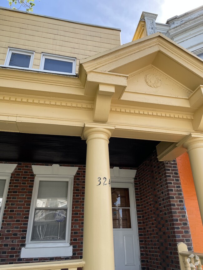 Building Photo - 324 W Ashdale St