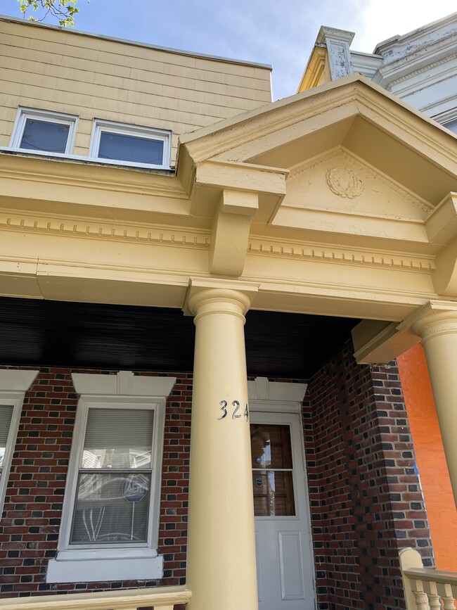 Building Photo - 324 W Ashdale St
