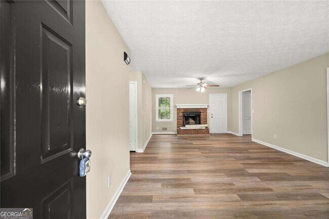 Building Photo - 200 E Country Woods Dr