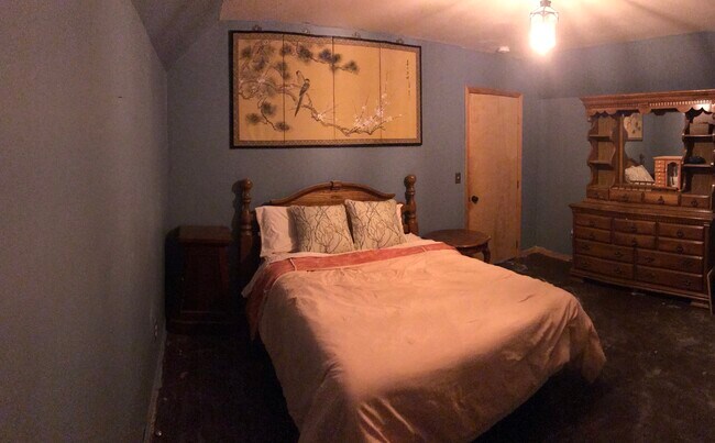 Building Photo - 208 S Oak St