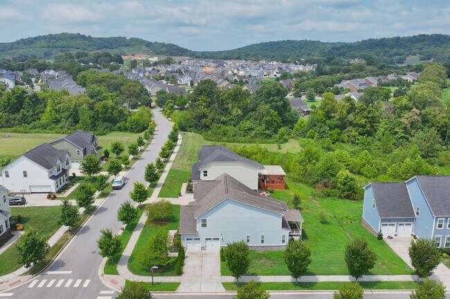 Foto del edificio - **4 BEDROOMS + OFFICE + BONUS + SCREENED D...