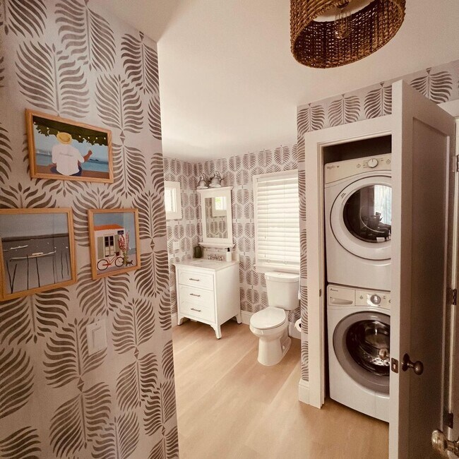 Foto del edificio - Stunning FULLY FURNISHED 3/2.5 entire hous...