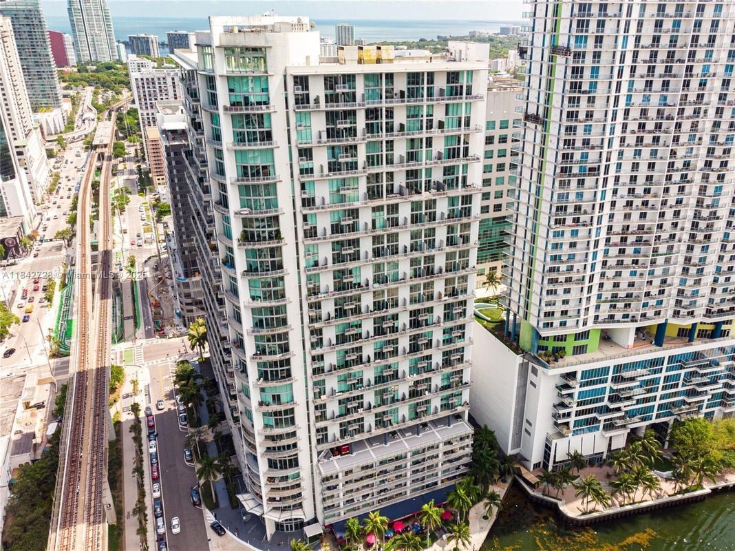 Foto principal - 690 SW 1st Ct