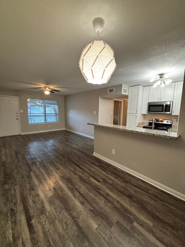 Dining with bar area - Memorial Fountain