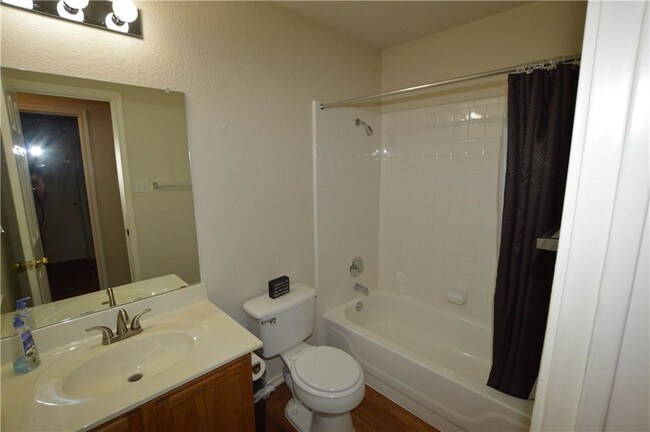 Foto del edificio - 2101 Hawksbury Way