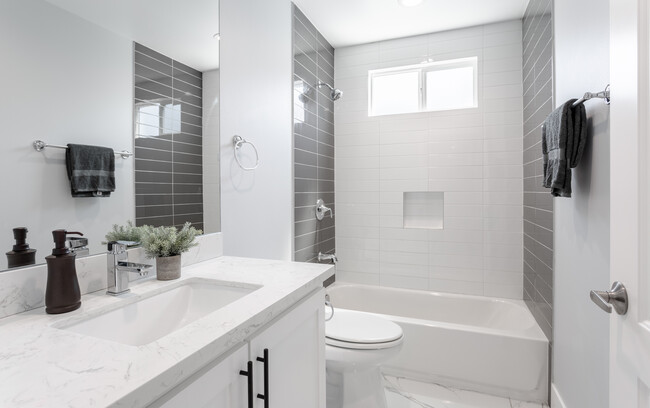 Private bathroom - 1520 Arapahoe St