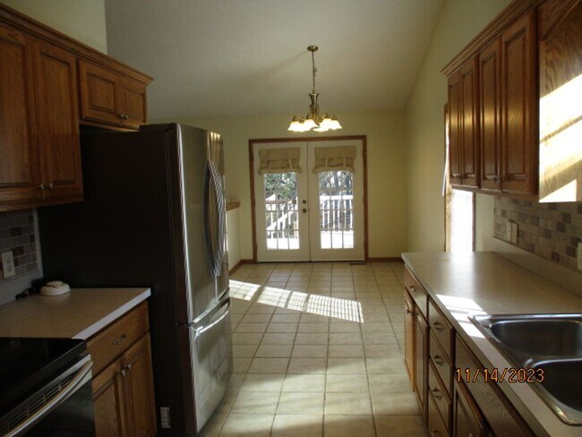 Foto del edificio - Spacious 6-Bedroom Home in a Prime Location – Room to Live, Work & Relax!