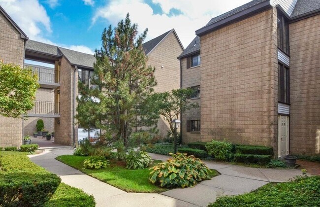 Building Photo - 183 Loomis Dr