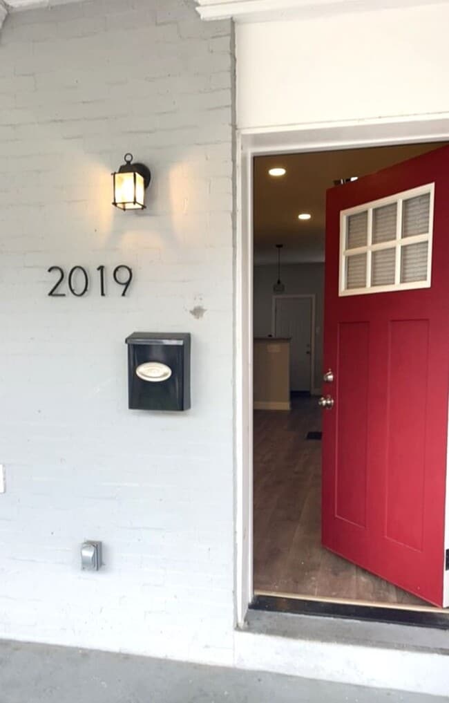 Building Photo - Gorgeous 3-Bedroom Townhome in Kingsessing...